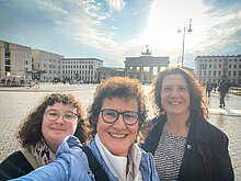 Auf dem Bild sind drei Mitglieder des Vorstandes des BDR-Thüringen vor dem Brandenburger Tor in Berlin zu sehen. 