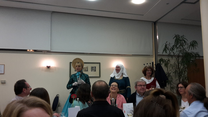 Kulturveranstaltung am Abend Kulturveranstaltung, 3 Frauen in altertümlicher Kleidung unterhalten die Teilnehmer