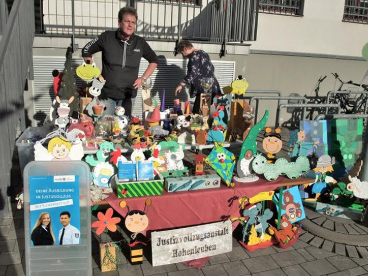 Verkaufstand der JVA Hohenleuben mit handgefertigter Holzkunst Verkaufstand der JVA Hohenleuben mit handgefertigter Holzkunst