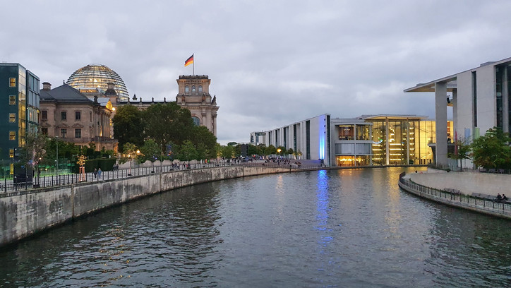 Politik-Seminar dbb in Berlin Blick auf das Reichstagsgebäude und die Spree in Abendstimmung