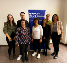 Auf dem Bild ist der neu gewählte Landesvorstand (Lisa Machill, Marie-Luise Voigt, Max Bretzmann, Barbara Zwinkau, Daniela Müller-Erbe, Christopher Jäger, Patricia Neumann und nicht im Bild: Birgit Kirchner) zu sehen.