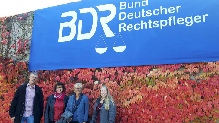 Bundesrechtspflegertag 2016 Gruppenfoto Thüringer BDR Delegation vor einem BDR Banner an einer bewachsenen Mauer