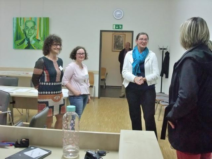 Gespräche am Informationsstand des BDR Gespräche am Informationsstand des BDR im Gerichtssaal, Die drei Betreuerinnen im Fokus
