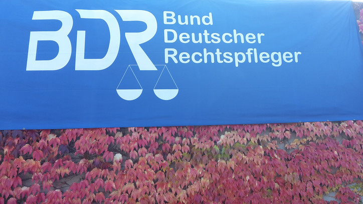 Banner Bundesrechtspflegertag 2016 Ein großes Banner des BDR vor einer bewachsenen Mauer