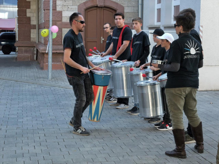 Trommler zum Auftakt Das Percussionensemble "Bateristas Del Sol" im Innenhof des Justizzentrum Gera