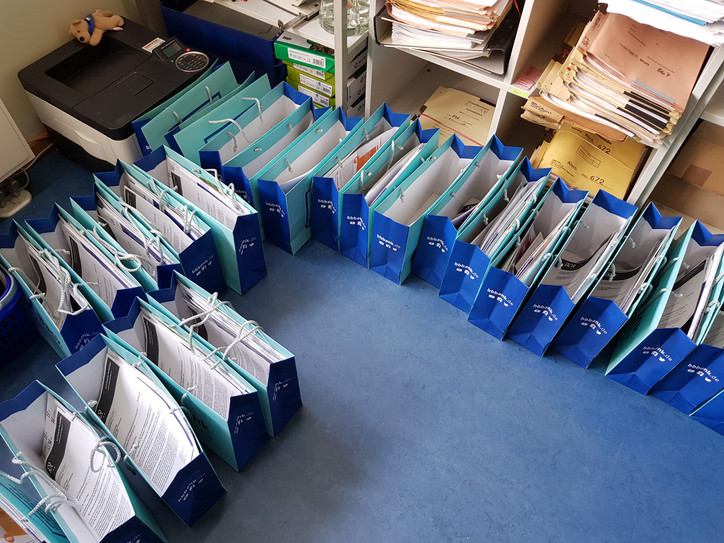 Ernennung Anwärter 2021 Starter-Paket In einem Büro stehen auf dem Boden viele Tüten mit mit Materialien für die Anwärter
