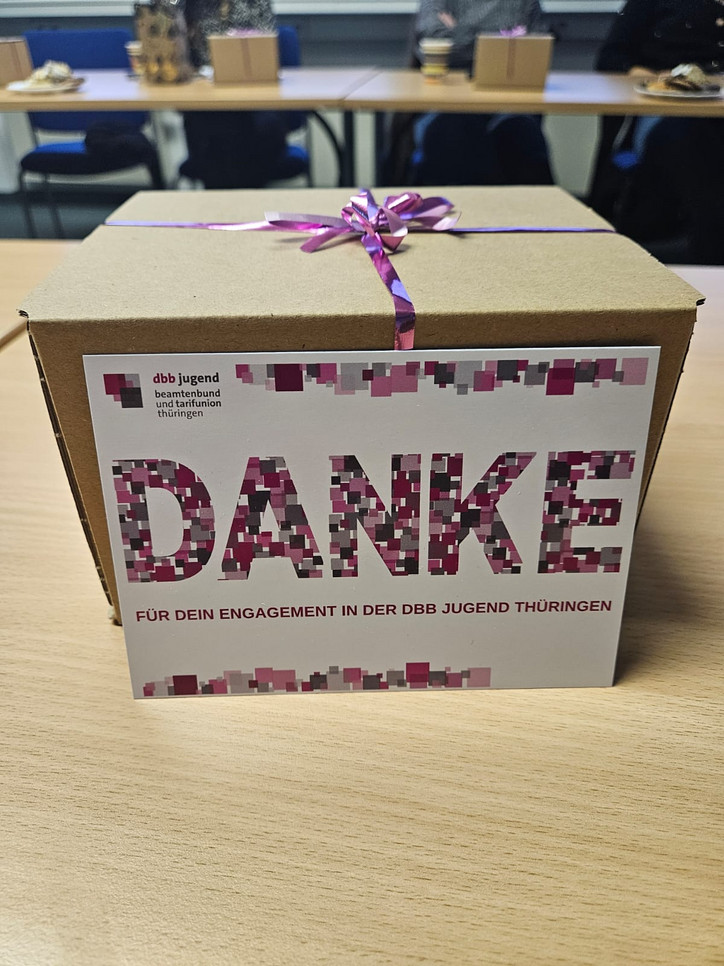 Geschenk der dbb jugend thüringen Geschenkverpackung mit Schleife und einer Postkarte auf der "Danke" steht
