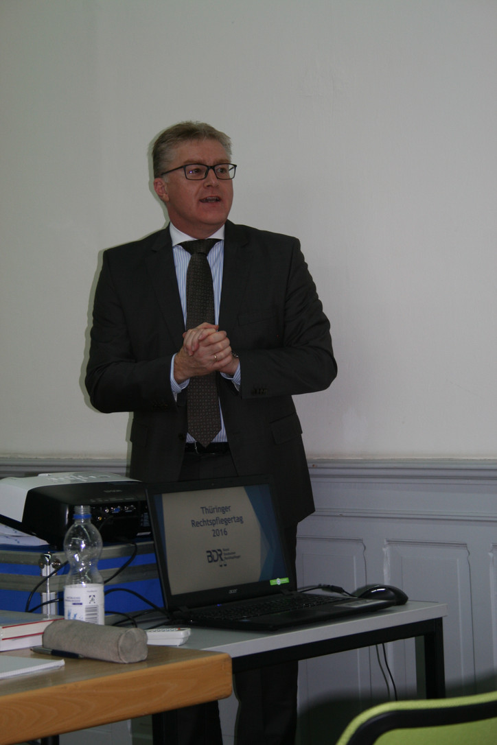 Thüringer Rechtspflegertag 2016 Achim Müller (BDR Bund) Im öffentlichen Teil des Rechtspflegertages sprach der stellvertretende Vorsitzende der BDR Bundesleitung, Achim Müller, zum Entwurf des neuen RpflG und über die Beschlüsse des 34. Bundesrechtspflegertages