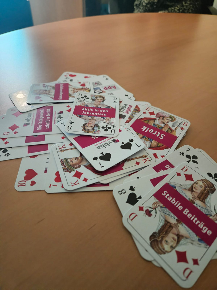 Weihnachten dbb jugend Thüringen Kartenspiel Ein Haufen Skatkarten auf einem Tisch.