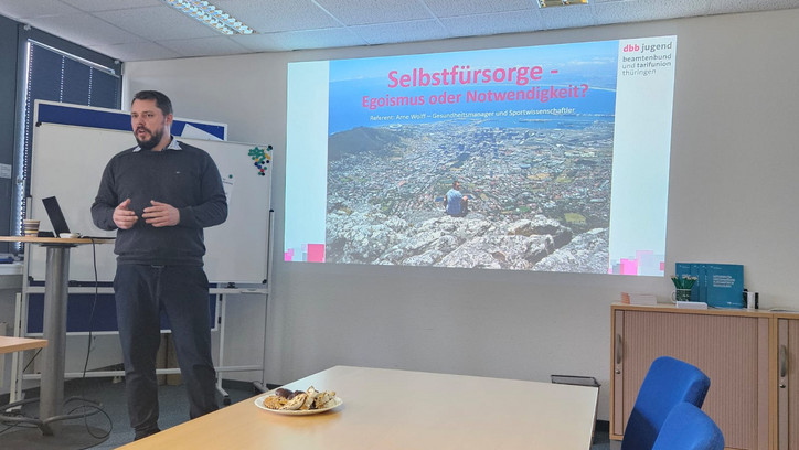 Weihnachten dbb jugend thüringen Vortrag Ein Redner steht vor seiner Präsentation mit dem Thema Selbstfürsorge